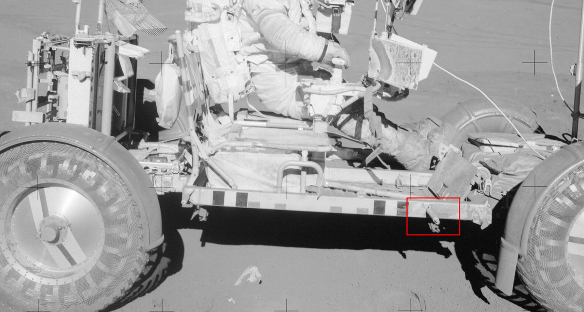 За этот штырь при посадке астронавт должен был цепляться ногой,чтобы не опрокинуться.