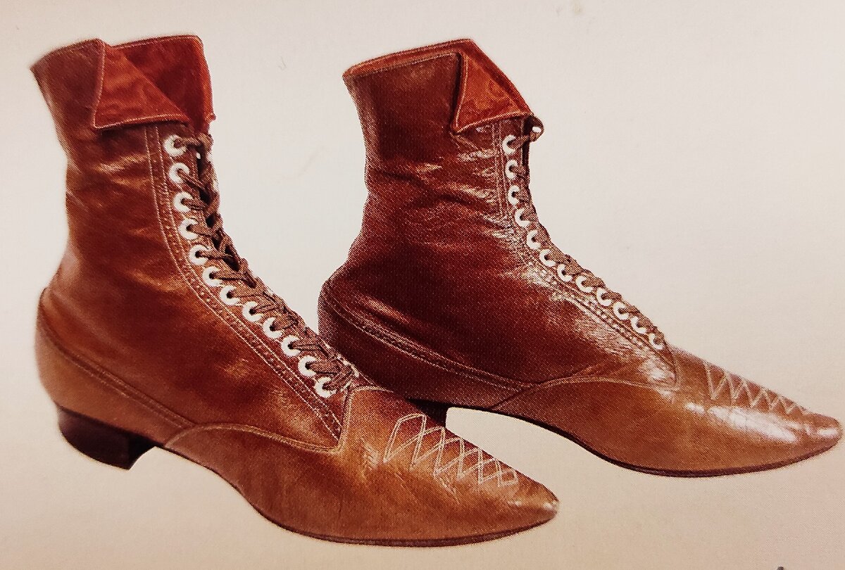 Выставка мир обуви. Античный мир обувь. Dirola mir ботинки. Туфли с союзкой из ремешка.