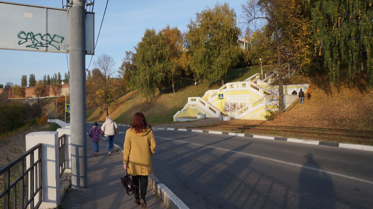 Справа - лестница, ведущая на Лыкову дамбу, и далее, к драмтеатру. Прямо - Кремль.