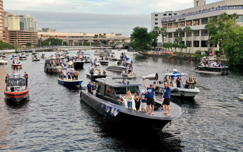 Парад кораблей с кубком Стенли