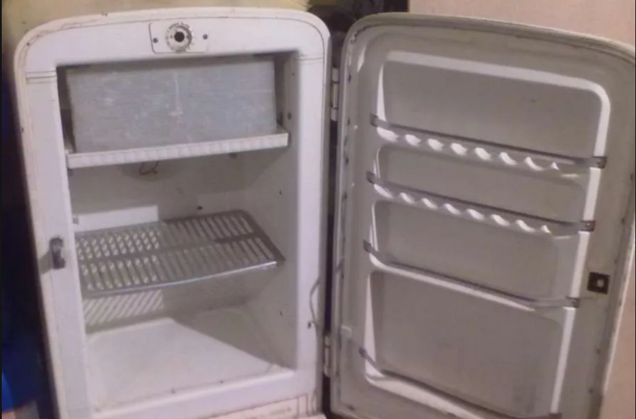 Холодильник н100е. Старый холодильник. Советский холодильник. Сломанный холодильник.