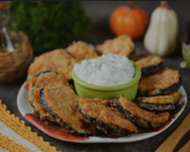 Предлагаю очень интересный рецепт приготовления баклажанов с куриным фаршем, которые можно подавать в качестве горячей закуски с белым соусом или же как самостоятельное блюдо с любимым гарниром. Блюдо очень простое, недорогое и вкусное, абсолютно точно заслуживает внимания, если в семье есть любители баклажанов.