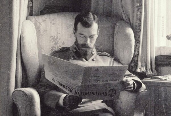 Царь Николай II читает газету в конце XIX века.