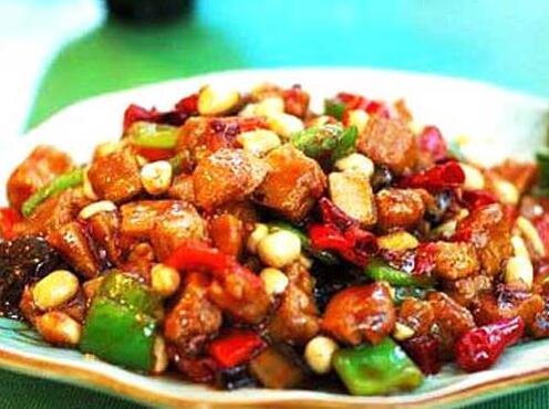 Также имеет название Кунг Пао. Острое блюдо из кухни Сычуань. В его основу входит жареные кусочки курицы, арахис и перец чили.
