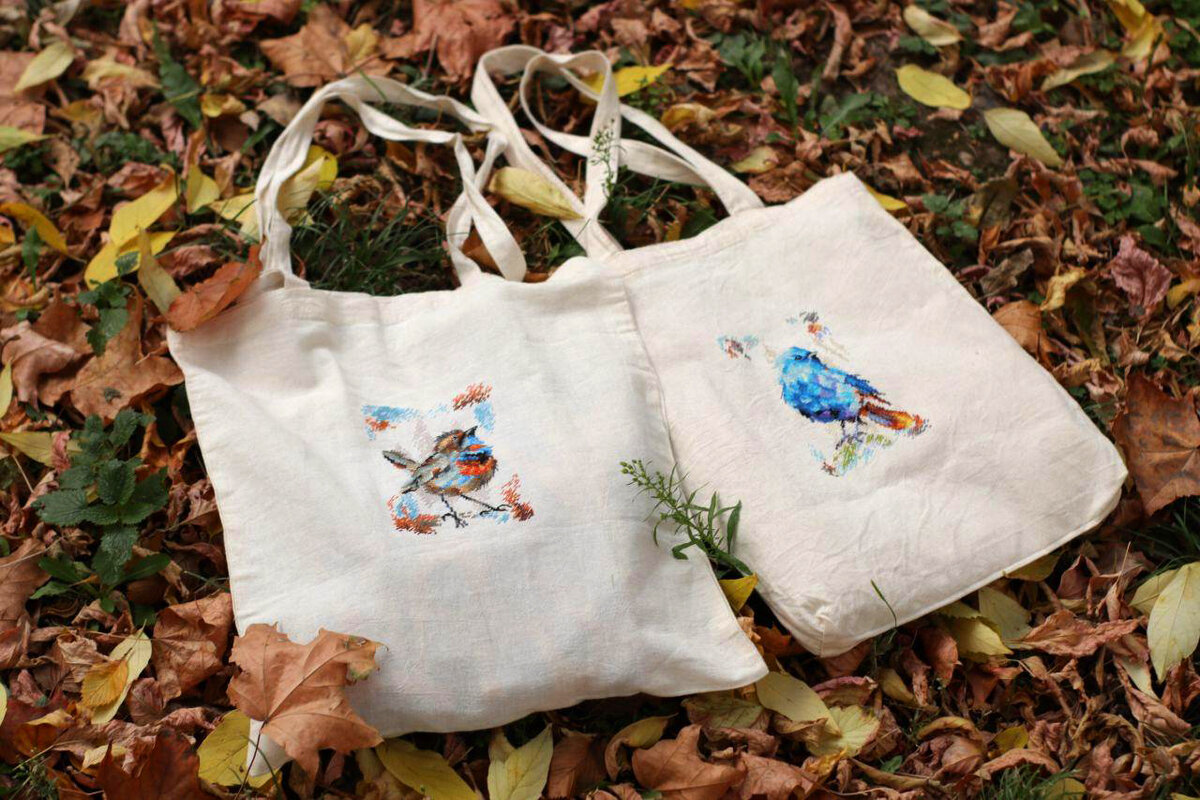 А украсить свою сумку-шоппер вы можете красивой вышивкой. На эти сумки у нас "уселись" варакушка и сизая горихвостка. Фото автора.