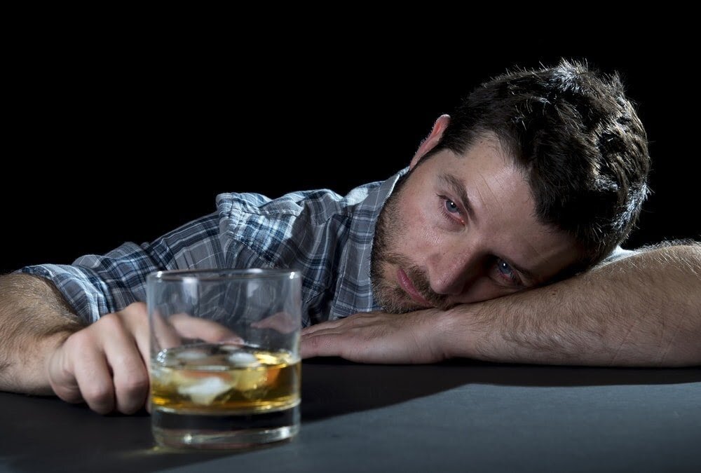 У алкоголиков с аспонтанной деградацией быстро пропадает интерес к семье, карьере и хобби, они часто страдают хронической усталостью. Источник: Яндекс-картинки