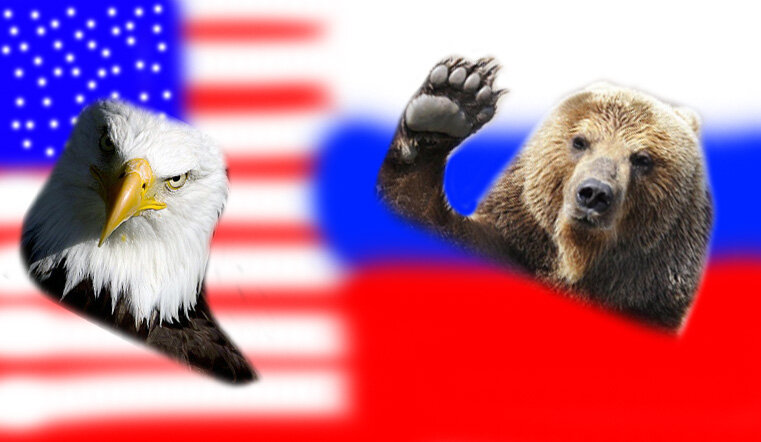 Медведь и орел на фоне флагов России и Америки. Изображение из открытых источников
