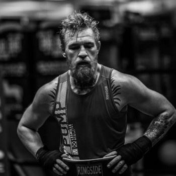 Конор МакГрегор родился в Ирландии 14 июля 1988 г. Астрологи, характеризуя его знак гороскопа, уже многозначительно закивали, мол, в Раках полно пессимизма и агрессии, затаенных обид и желания пускаться во все тяжкие ради удовлетворения своих амбиций. Год же Дракона в сочетании со стихией «Земля» даёт ему возможность избежать подворотен и быть успешным стратегом в жизни. Так оно и есть.