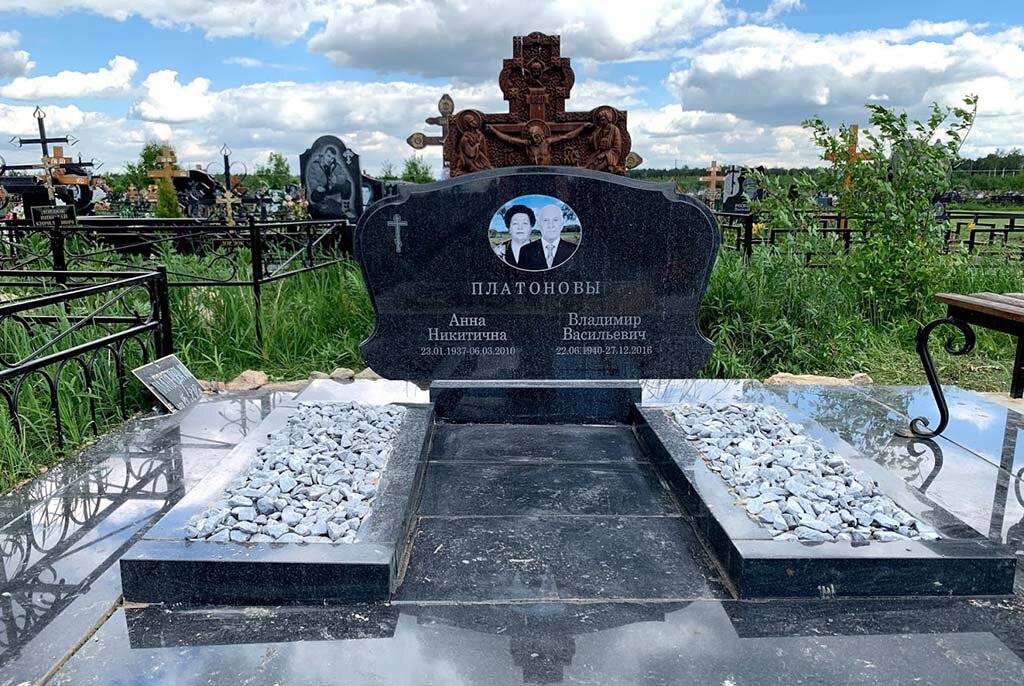 горизонтальные стелы памятников на двоих