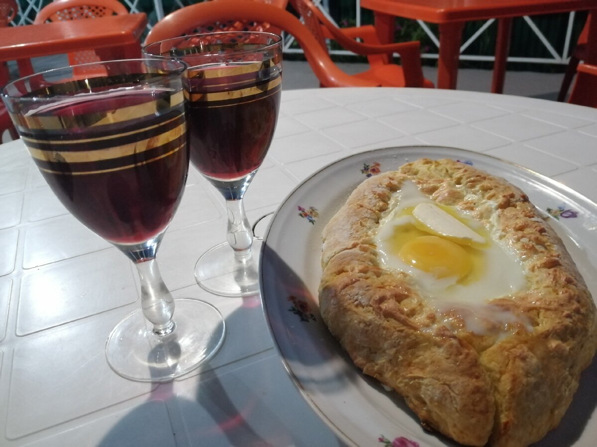 Хачапури по-аджарски (лодочка) в абхазской кафешке. Фото Светы Давыдовой