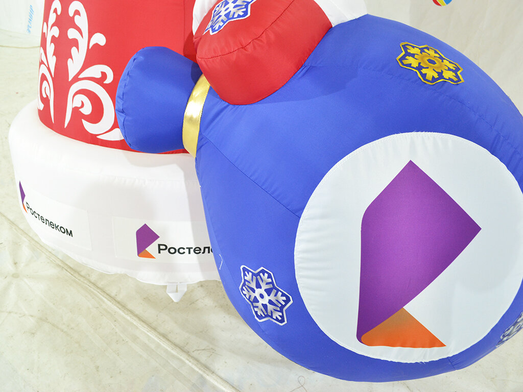 Это отличный иснтрумент по привлечению дополнительного внимания, новогодняя фигура, которая украсит любой зимний праздник и рекламный объект для своего хозяина. 
С Дедом морозом будут фотографироваться, размещать фото в сети, а это бесплатная реклама и отличное продвижение Вашего бренда.