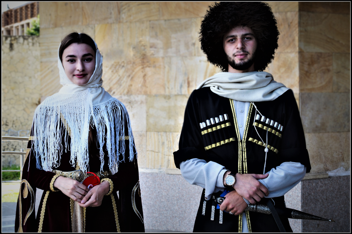 Карачаевцы это. Дагестанская Национальная одежда лезгинов. Национальная одежда даргинцев Дагестана. Кабардинцы и балкарцы. Дагестанская Национальная одежда Кумыков.