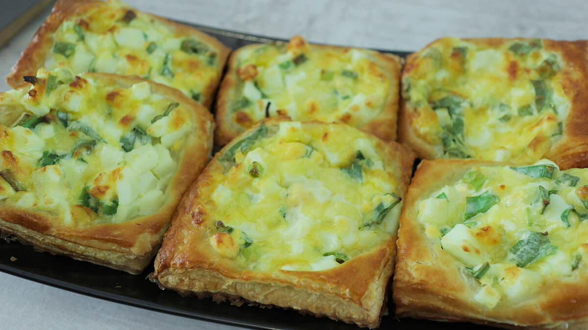 Заливной пирог с кабачком и начинкой из яиц и зеленого лука