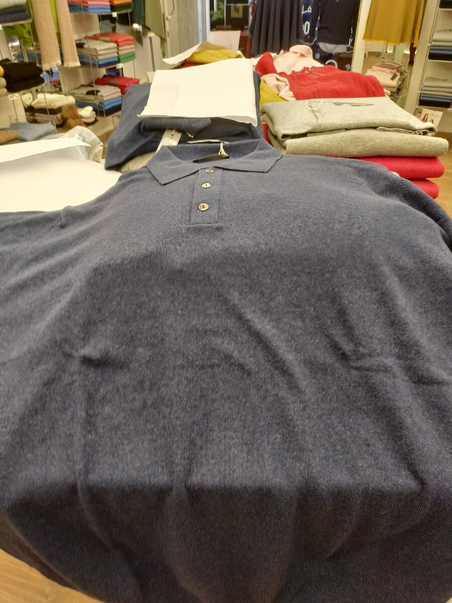 Я пересмотрела почти весь ассортимент магазина,пока выбрала подарки.