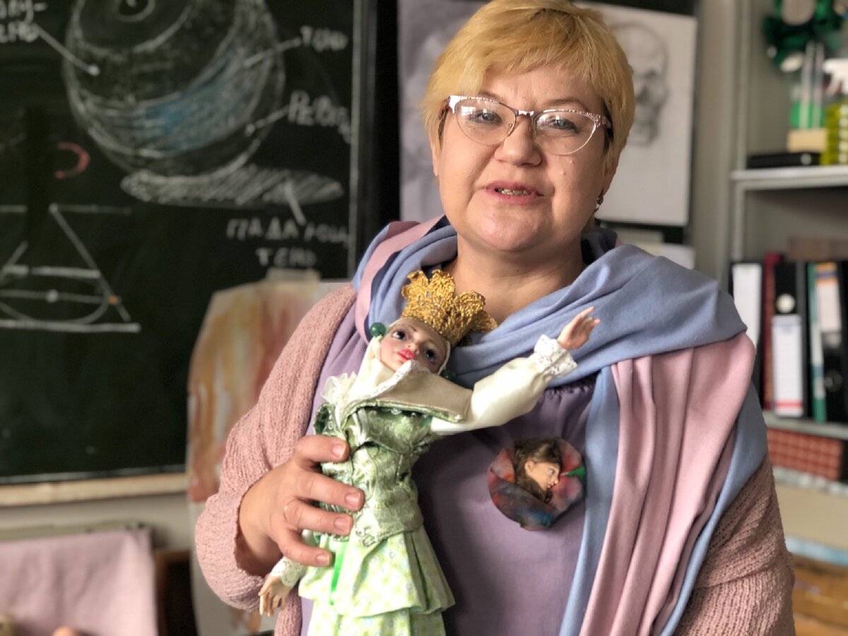 Альфия Бикбулатова с куклой Царевной лягушкой 
