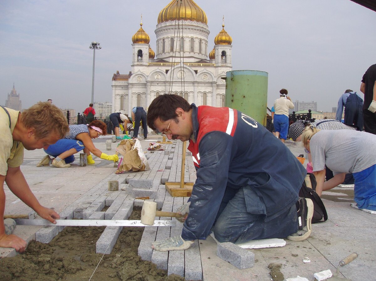 Фото не постановочное, на самом деле все работают. Кстати, мужчина в очках с киянкой в руках, раньше работал начальником цеха на заводе.