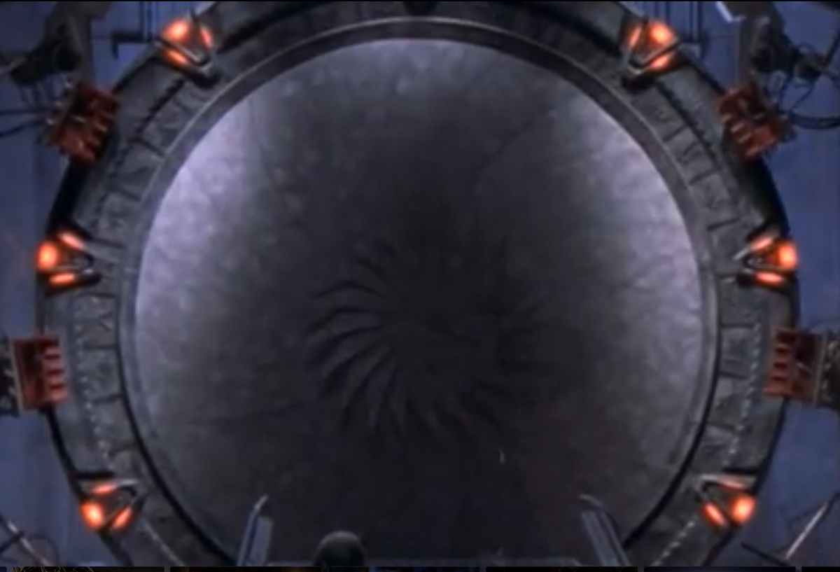 На Земле у звездных врат, которые спрятаны на военной базе на горе Шайен, есть еще специальный защитный контур. Его можно не открывать, если врата по другую сторону, открывает враг. Правда, срабатывает это не всегда