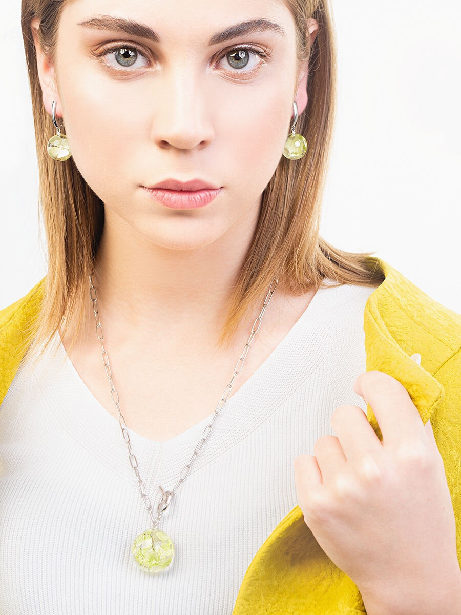 Моя работа - бижутерный сплав с подвеской, у которой внутри цветы гортензии