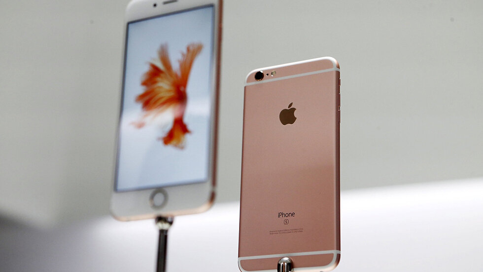 Таким образом, сервисный центр получает взамен б/у iPhone или iPad совершенно новую модель, которая и выставляется на продажу. И, казалось бы, все отлично — продавец хорошо заработал, покупатель получил новое устройство по низкой цене. Но все обернется печально, если Apple отреагирует на использование подобной схемы.