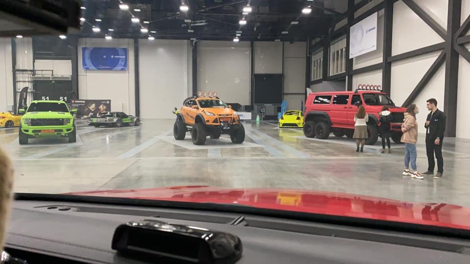 Автоблогершоу в Экспоцентре (Шушары), где состоялся разговор с Константином Заруцким, - это несколько павильонов выставочных площадей, представляющих лучшие экспонаты современного российского тюнинга. 