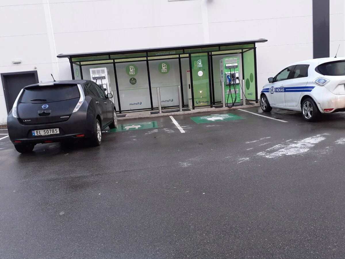 В Норвегии создана повсеместная  широкая сеть бесплатных станций подзарядки.Фото автора.