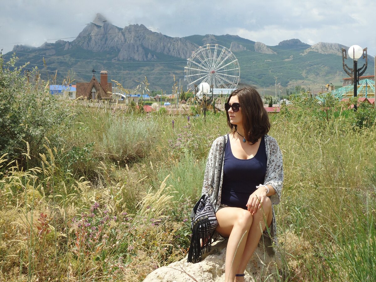 На фото: Коктебель и вид на потухший вулкан Кара-Даг.