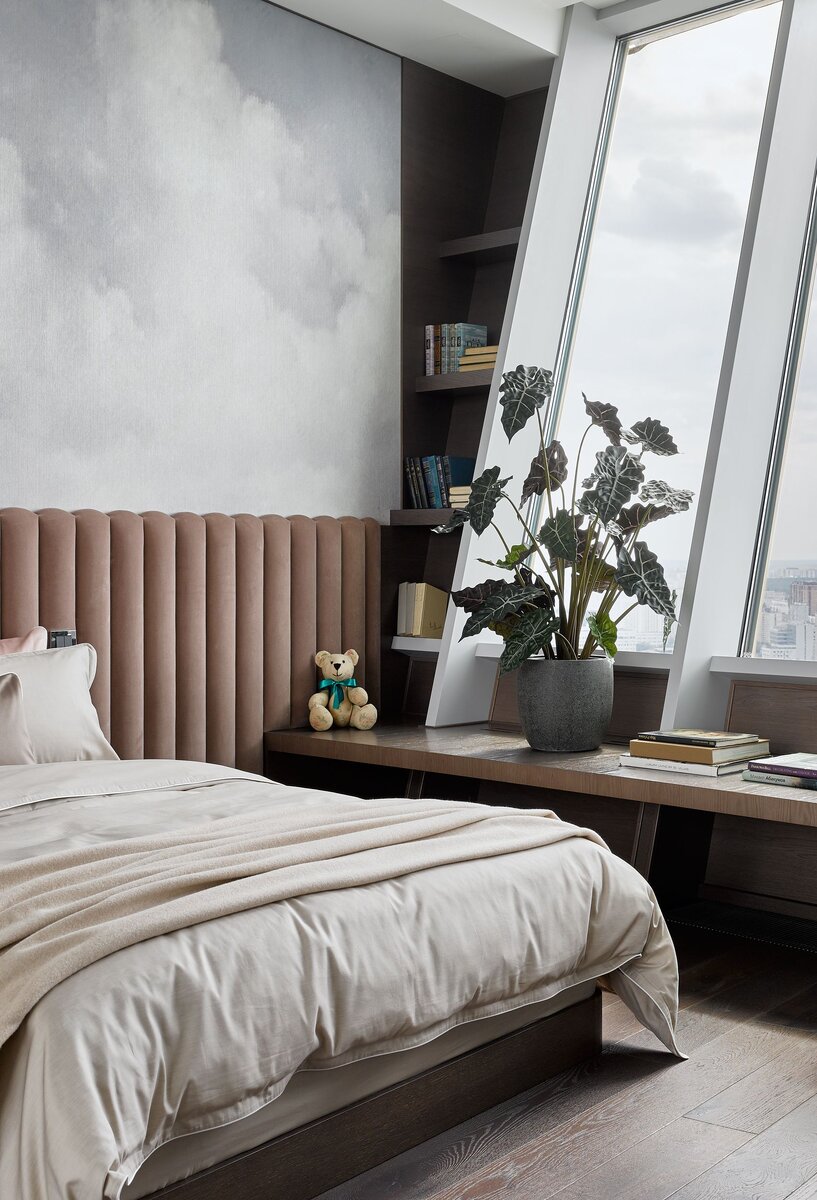 Искусственная алоказия Treez Collection арт.20.1009N в кашпо Treez Effectory серии Stone  на подоконнике