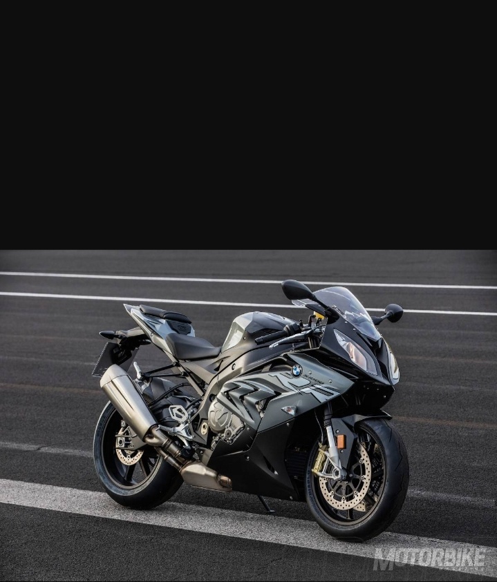 Потрясающий внешний вид, невероятная мощность и настоящая гоночная порода. S 1000 RR доступен в четырех цветовых вариантах: серо-черном, черном, красно-белом, а также в цветах спортивного отделения BMW Motorrad Motorsport – белом, синем и красном. RR является воплощением идеального супербайка – и это относится и к его дизайну. Благодаря раздвоенному переднему обтекателю и асимметричным передним фарам его невозможно спутать ни с чем. Острая как бритва линия, которая тянется от передней части к хвосту мотоцикла, формирует чрезвычайно динамичный силуэт – а завершают облик эффектные жабры с левой стороны. Если бы у мотоцикла были мышцы, они бы выглядели так.
Характеристики
ДВИГАТЕЛЬ
Количество тактов	4
Кол-во цилиндров	4
Кол-во клапанов на цилиндр	4
Конфигурация	Рядный
Рабочий объем	999 куб.см
Диаметр цилиндра и ход поршня	80x49,7 мм
Макс. мощность	199 л.с. при 12500 об/мин
Крутящий момент	113 Нм при 10500 об/мин
Степень сжатия	N/A
Впуск	Инжектор
Система охлаждения	Жидкостная
Система запуска	Электростартер
ТРАНСМИССИЯ
Коробка передач	N/A
Количество передач	6
Сцепление	Многодисковое, в масляной ванне
Главная передача	N/A
ГАБАРИТЫ И МАССА
Длина	2050 мм
Ширина	826 мм
Высота по седлу	815 мм
Колесная база	1425 мм
Сухая масса	N/A
Снаряженная масса	204 кг
Полная масса	407
Рама	Алюминиевая, несущий двигатель
ХОДОВАЯ ЧАСТЬ И ТОРМОЗА
Передняя подвеска	Перевернутая телескопическая вилка
Ход передней подвески	120 мм
Задняя подвеска	Маятниковая с моноамортизатором
Ход задней подвески	130 мм
Передние тормоза	Двухдисковый гидравлический с радиальными 4-поршневыми суппортами
Диаметр	320
Задние тормоза	Дисковый гидравлический с 1-поршневым суппортом
Диаметр	220
ABS	N/A
Передняя шина	120/70 ZR17
Задняя шина	190/55 ZR17
Передний диск	3,5x17
Задний диск	6x17
ЭКСПЛУАТАЦИОННЫЕ ХАРАКТЕРИСТИКИ
Максимальная скорость	N/A
Время разгона до 100 км/ч	2.9 с
Емкость топливного бака	17.5 л
Расход топлива	5.9 л/100 км

