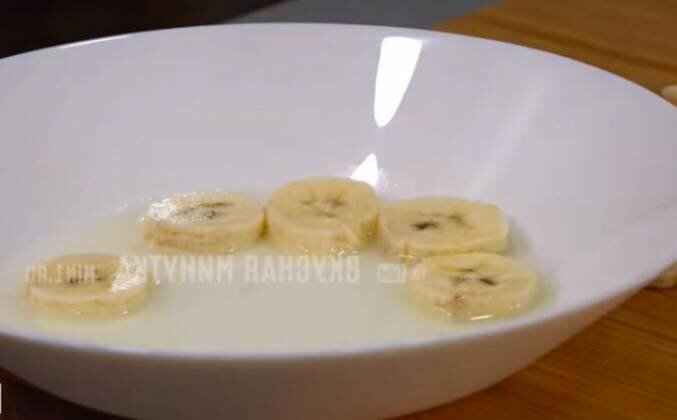 1. Переспевшие бананы больше не нужно выбрасывать, очищаем бананы и режем кружками. Затем кусочки окунаем в лимонный сок.