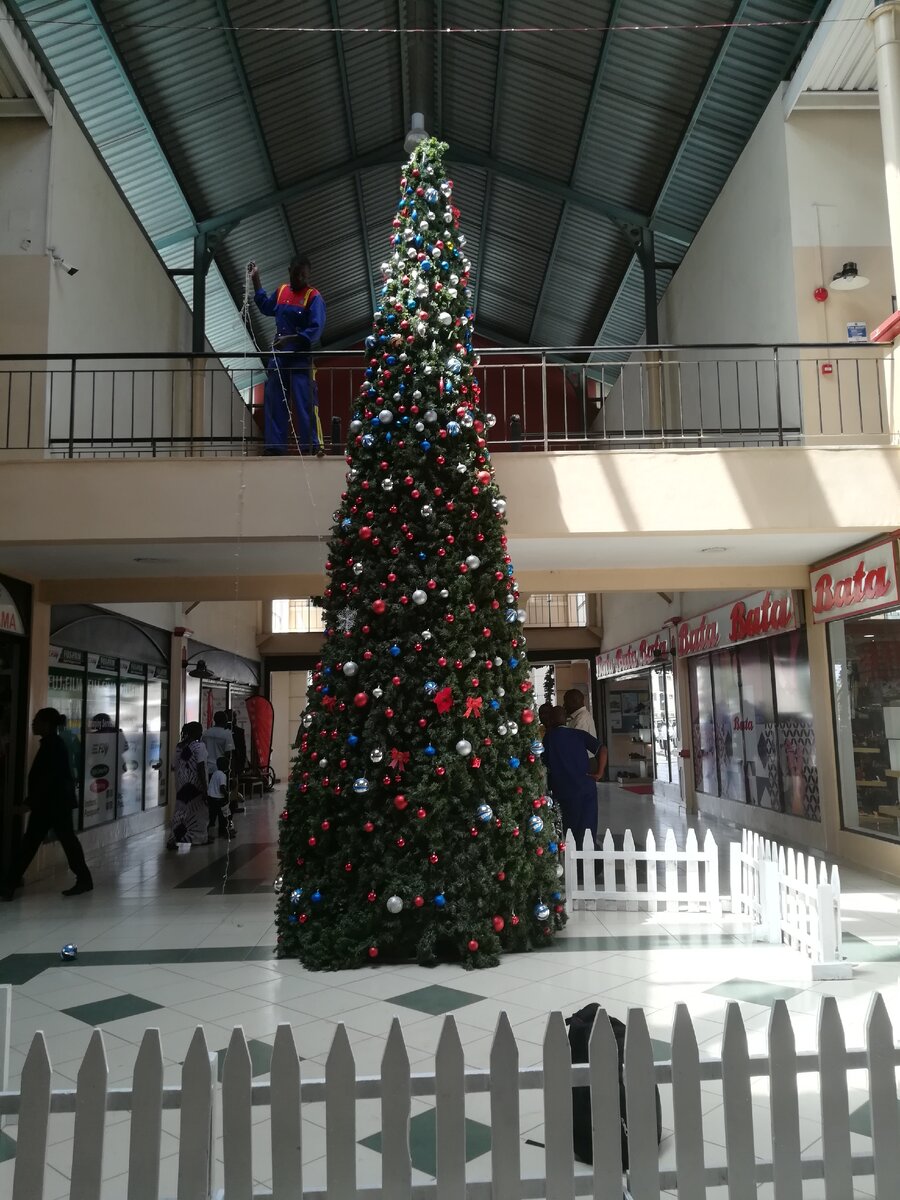 Установка елки в супермаркете в Найроби