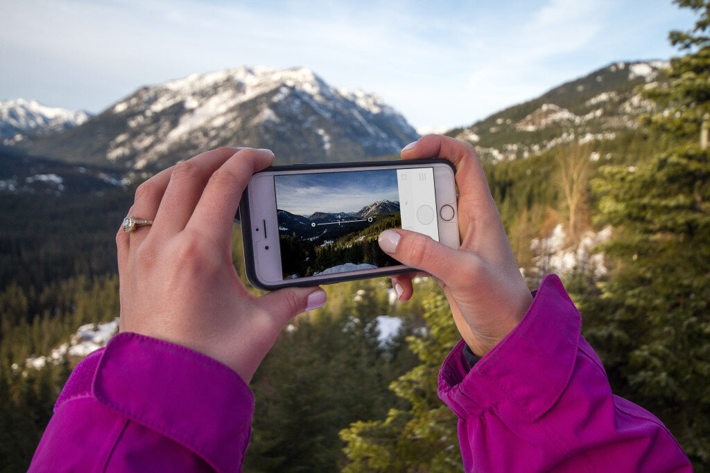 Свой телефон видео. Фотографирует на телефон. Фоткает смартфоном. Фотосъемка на телефон. Мобильная фотография.