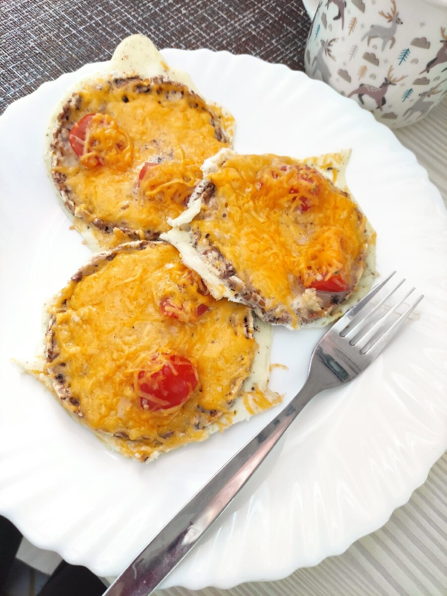вариант пп завтрака - хлебцы, запеченные в яйце, с сыром, помидором и чесноком.