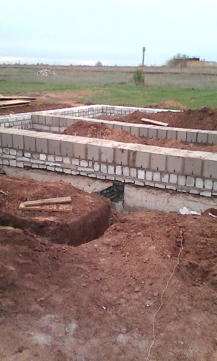 Здесь мы начали рыть траншею под фундамент будущей пристройки по идее #2