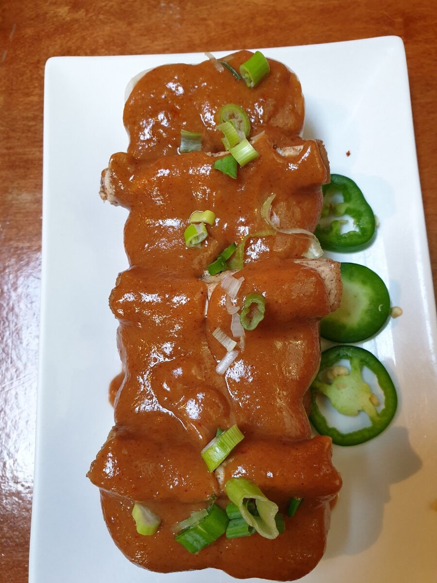 Необычное блюдо тайской кухни - роллы с арахисовым соусом, зеленым луком и перцем халапеньо (Peanut Sauce Spring Rolls). Фото автора