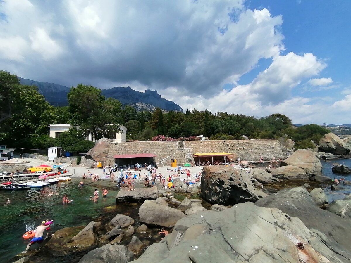 Детский пляж, вид с дальних камней. Листайте.