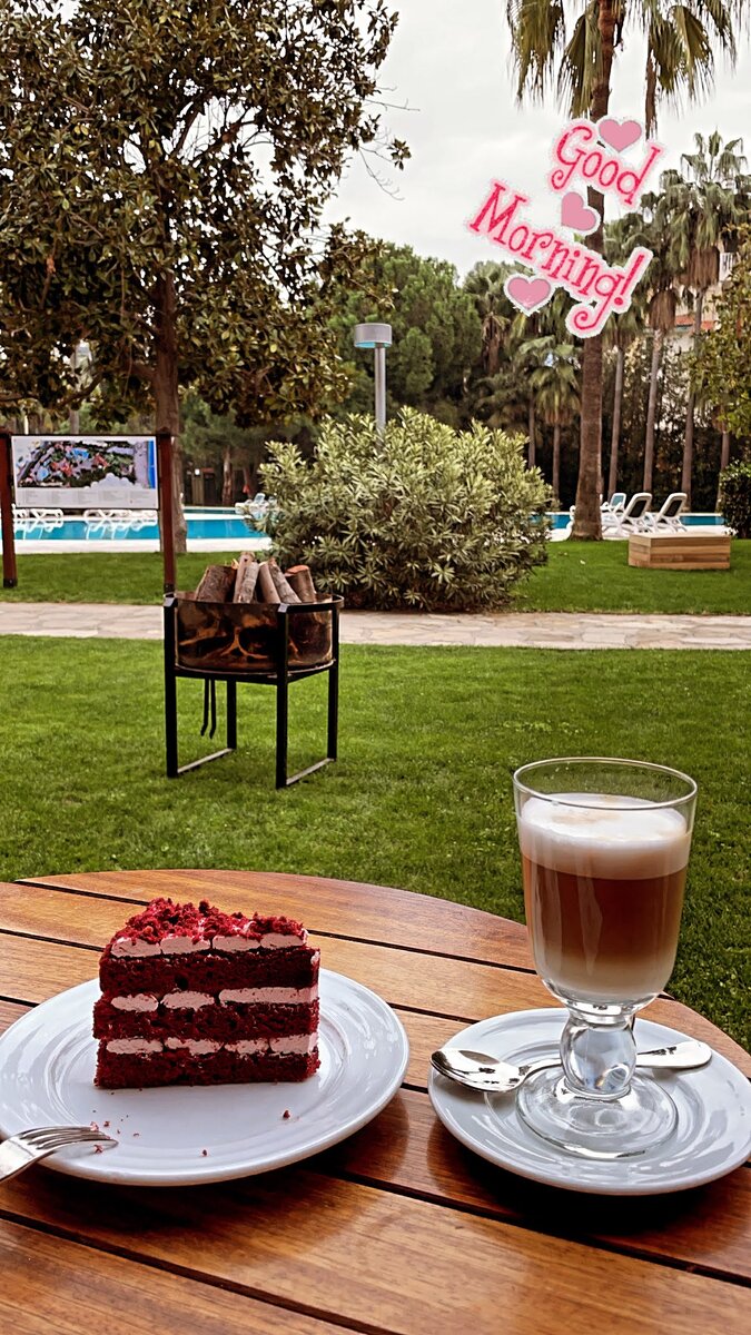 Латте с клубничным бисквитным тортом