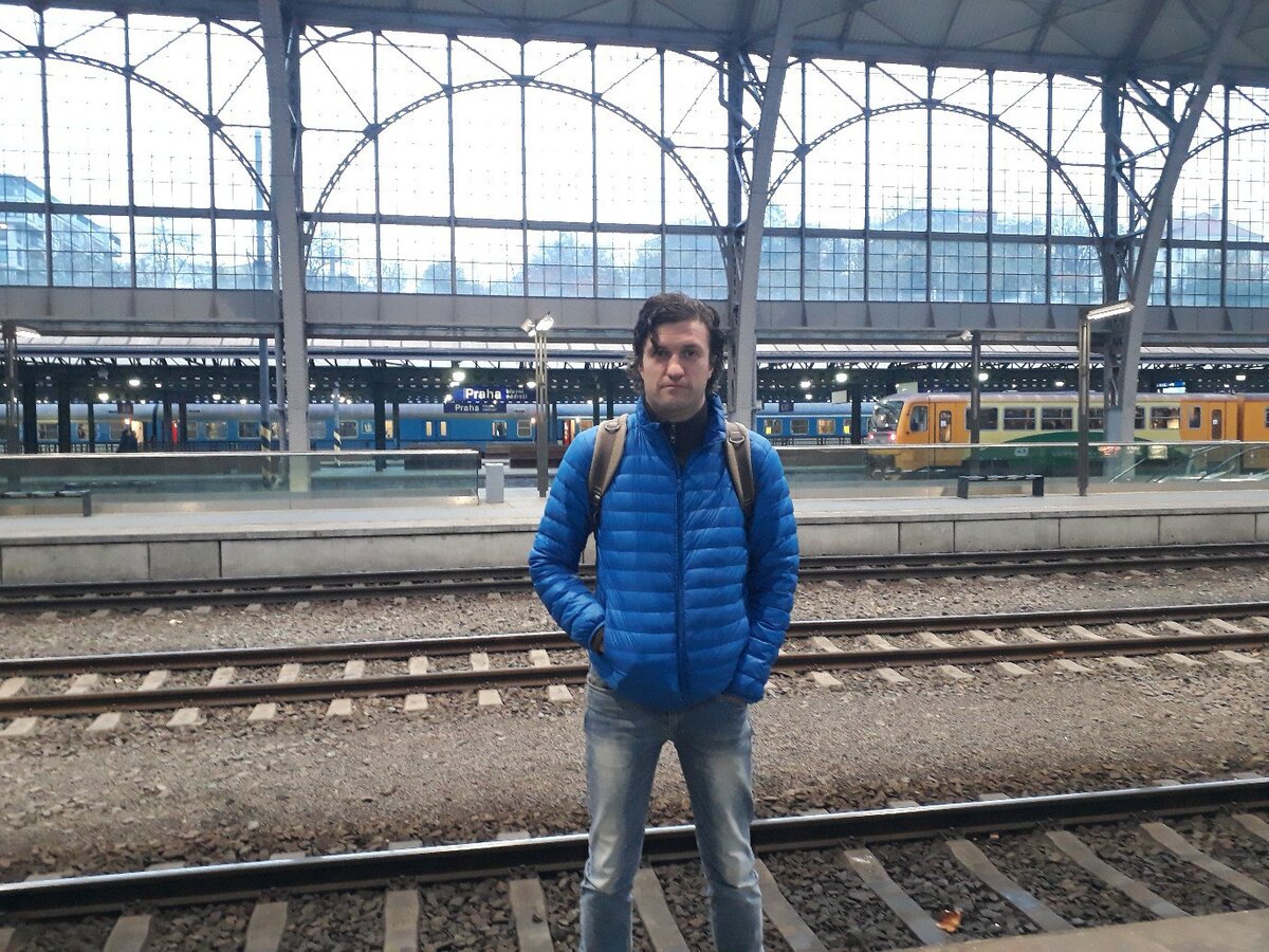 На заднем фоне виднеется название станции в Праге "Praha"