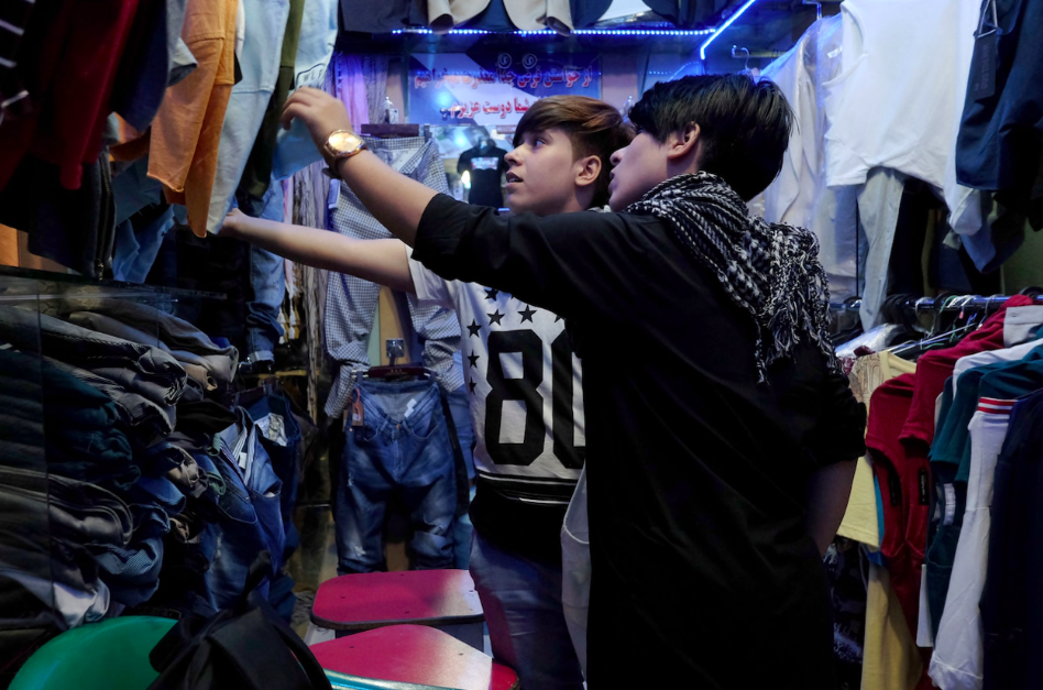 Девочки Сетаре и Али выбирают себе мужскую одежду. Фото: Лулу д'Аки