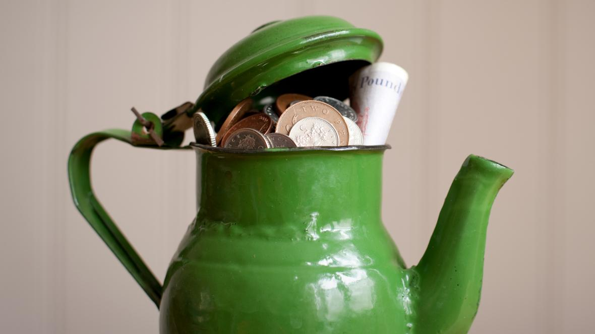 Первый электрический чайник. В чайнике появляются деньги. Женщина с чайником. Чайник из фильма. Чайник.