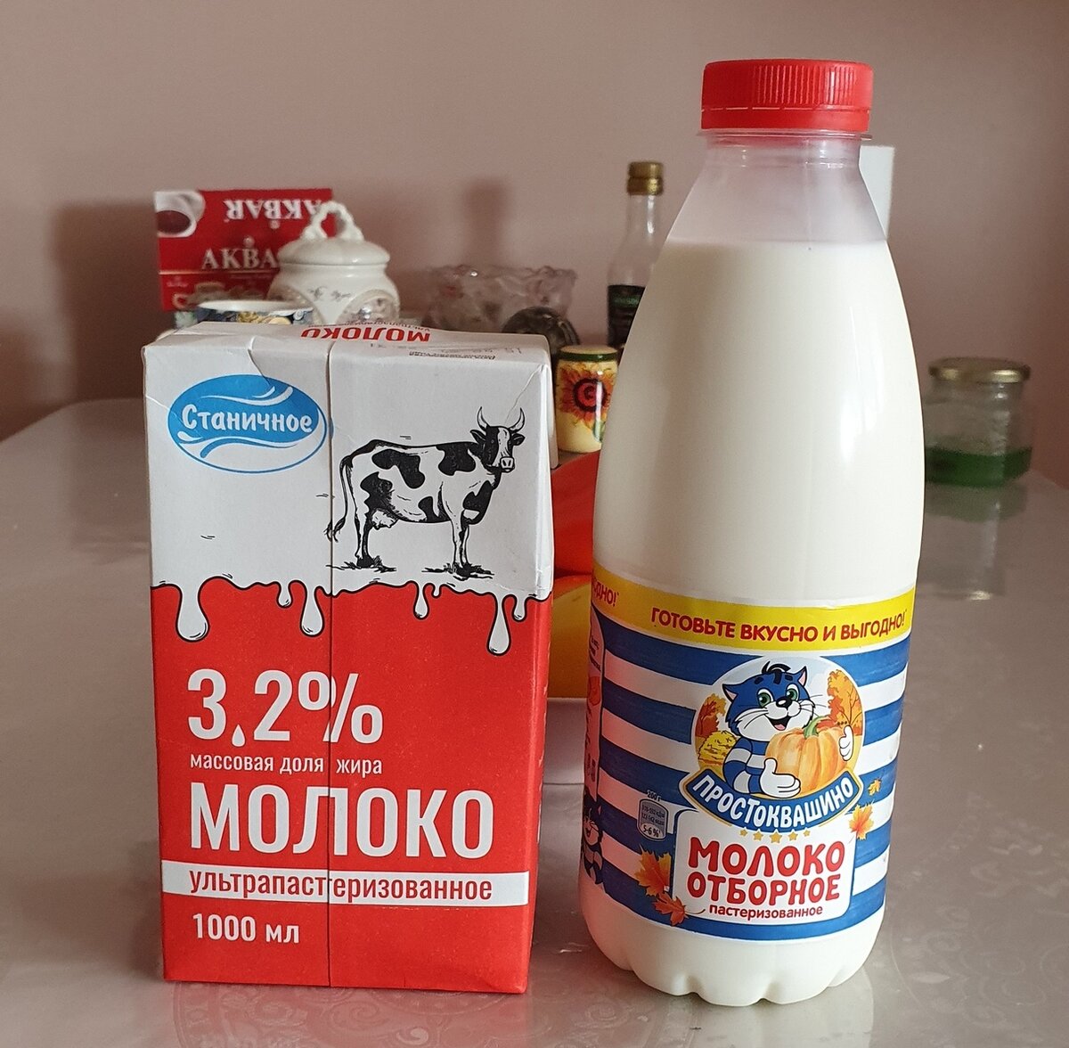 Слева - тетрапак, в составе - не только картон, но и фольга с пластиком. В больших городах его сдать можно, но только не в маленьких регионах, как мой. Поэтому я выбираю бутылку ПЭТ, маркировка 1 (справа). Ее везде охотно принимают.