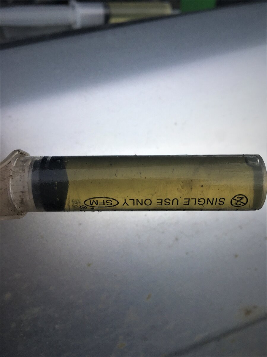 На фото видно останки резины.