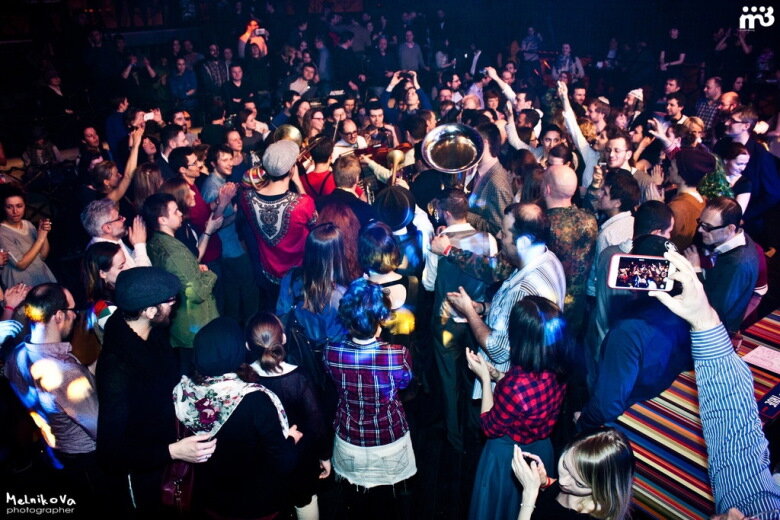 
Атмосферу предстоящего концерта хорошо передает фотография с Yiddish Fest Moscow. Фото Маши Мельниковой