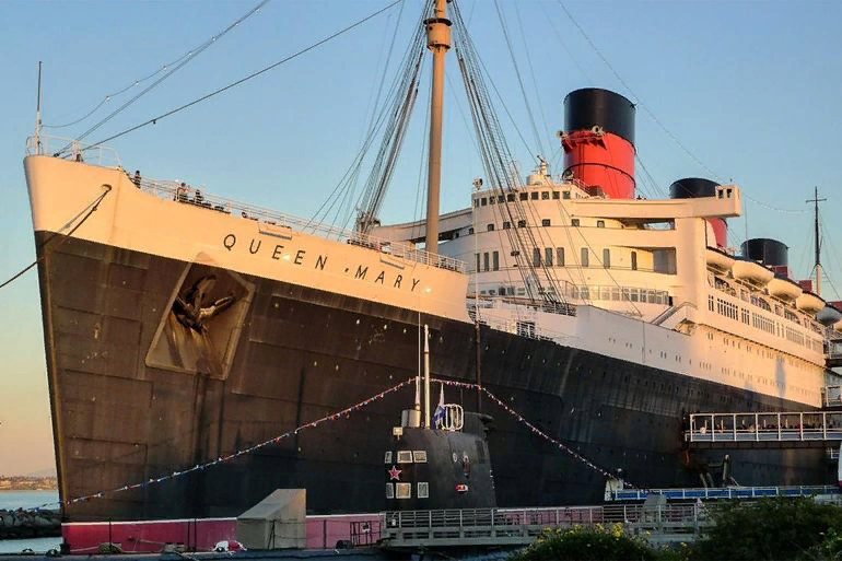 о  Queen Mary  -  круизном лайнере, который словно специально был изготовлен для сказок - страшилок у костра и которая достойна экранизации...но об этом - позже.