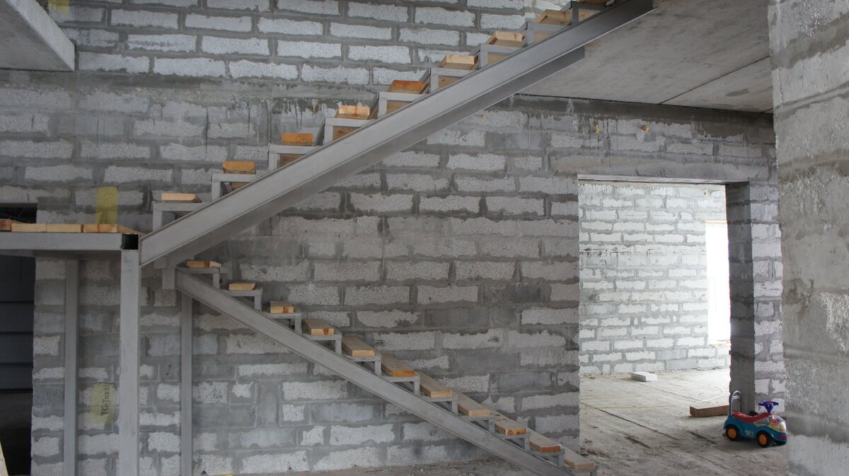 Металлическое основание лестницы.