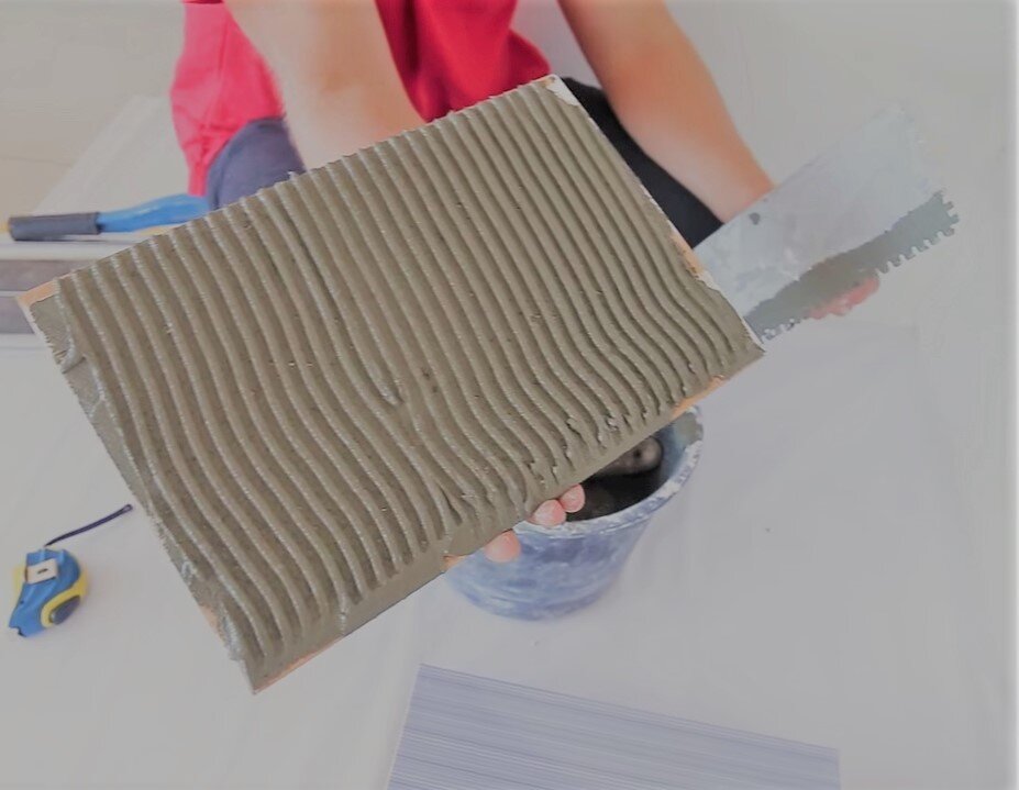 нанесение раствора на плитку =)  фото из "Яндекс картинки"