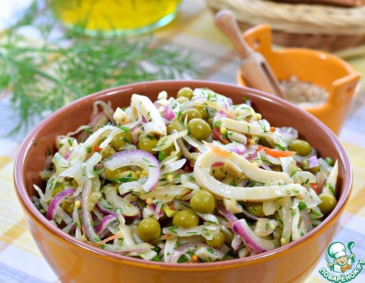 Такой простой и такой оригинальный салат из кальмара и квашеной капусты. Несколько неожиданное сочетание, согласна. Но, по-моему, довольно удачное, свежее и интересное. Готовится салат за минуты из минимума составляющих. Попробуйте! Это вкусно.