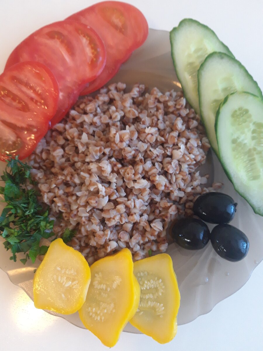  Каша полувязкая с овощами, маринованный патисон, маслины.