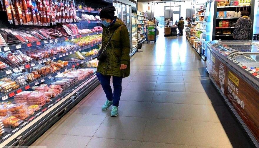 2 апреля в Украине начался очередной жесткий локдаун. Продуктовые магазины работают, обслуживание только в масках. В торговых залах Одессы немноголюдно