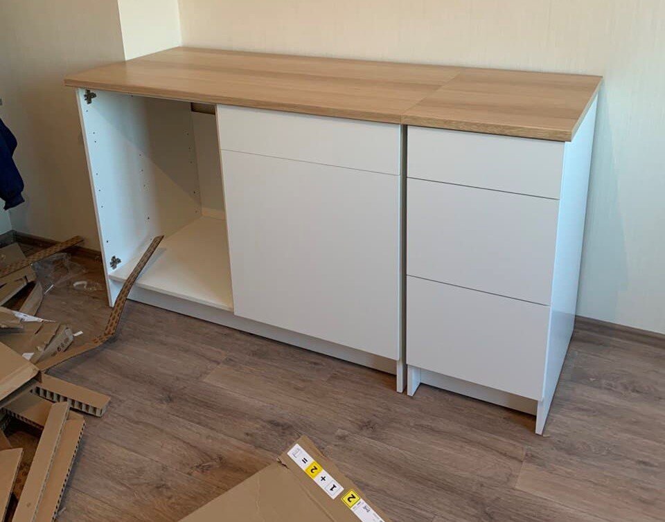 Фото из личного архива, процесс сбора кухонного гарнитура.