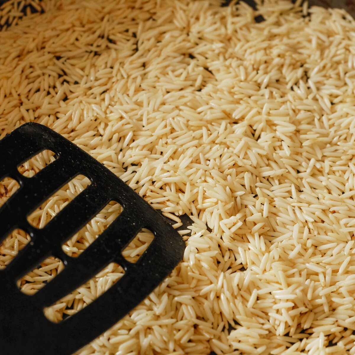 Высыпаем на сковородку крупу